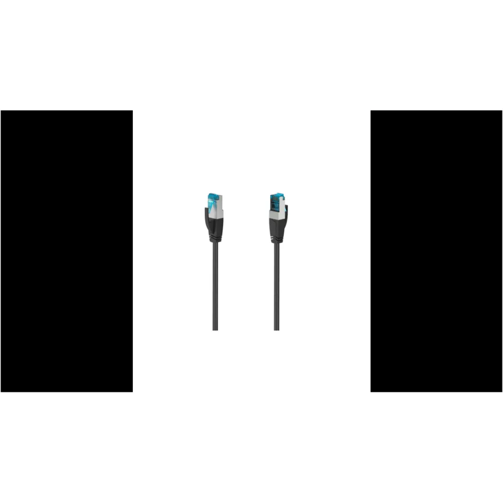 Dwa czarne kable ethernetowe z niebieskimi złączami obok siebie na białym tle.