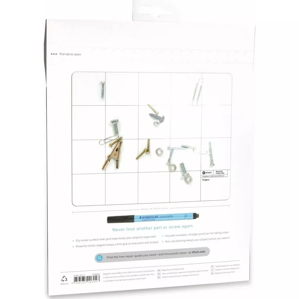 Magnetyczna mata projektowa ze śrubami, klipsami i długopisem na siatce.