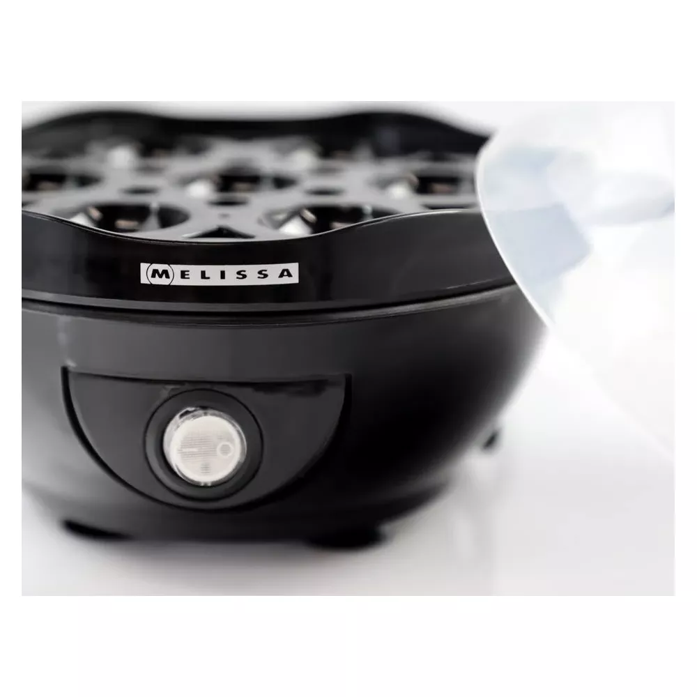 Czarna maszynka do gotowania jajek ze srebrnym przełącznikiem i logo Melissa.