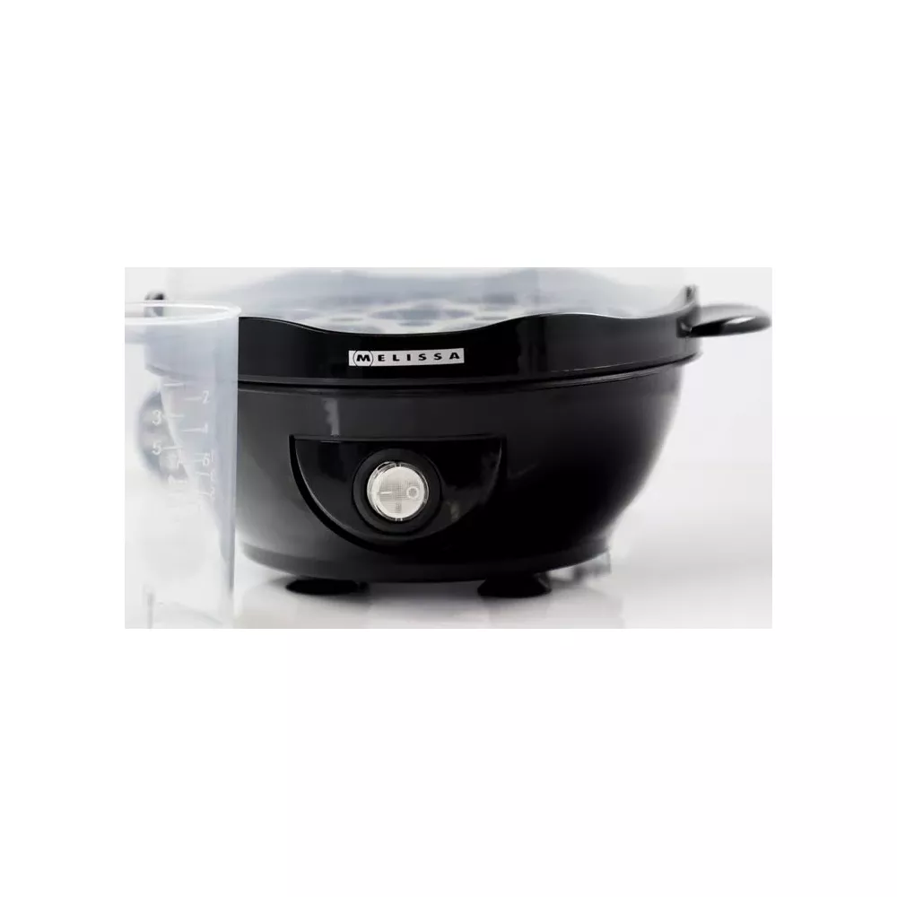 Czarna parowarka do jajek z przezroczystą pokrywką i miarką obok.