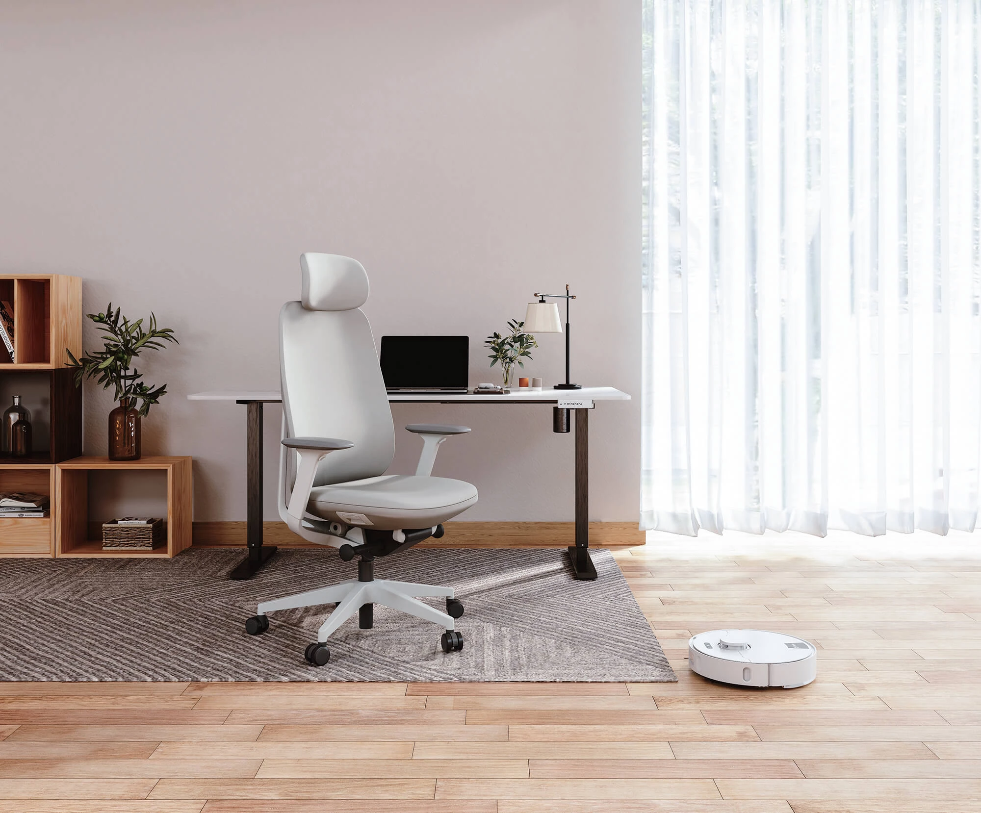 Białe krzesło biurowe przed biurkiem z laptopem i lampą. Robot sprzątający na drewnianej podłodze.