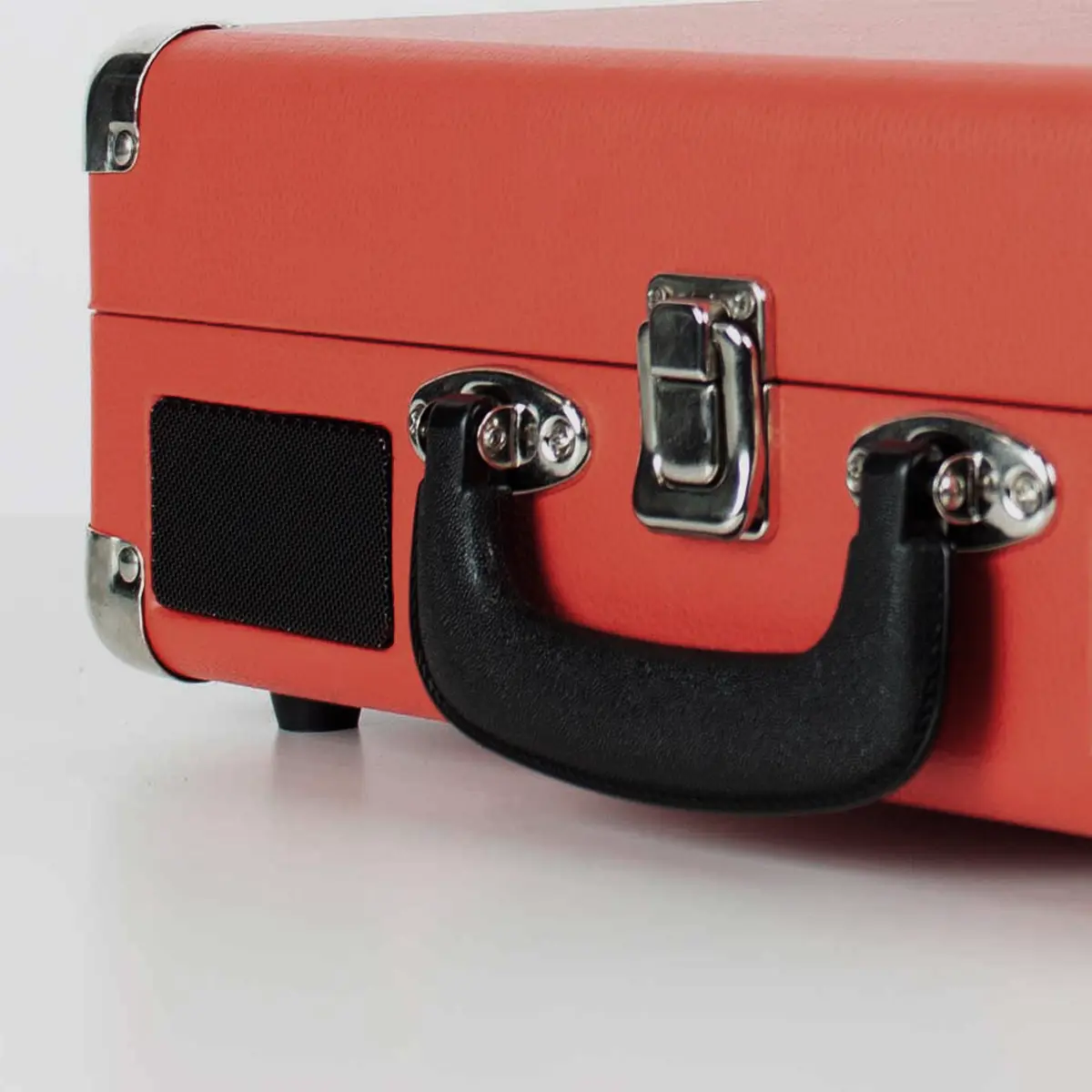 Zbliżenie czerwonego gramofonu z czarnym uchwytem i srebrnymi okuciami.