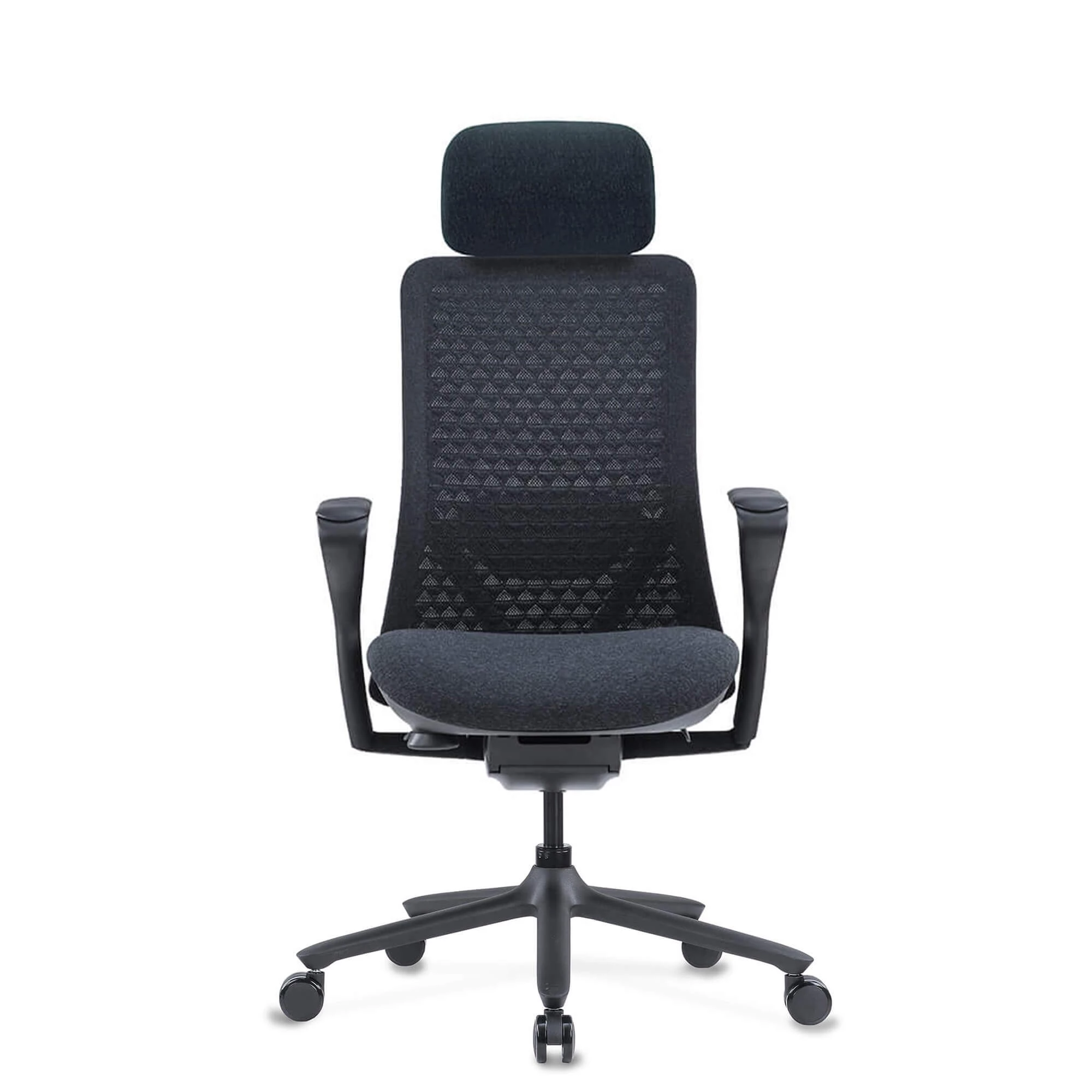 Czarny fotel biurowy z siatkowym oparciem i zagłówkiem na kółkach.
