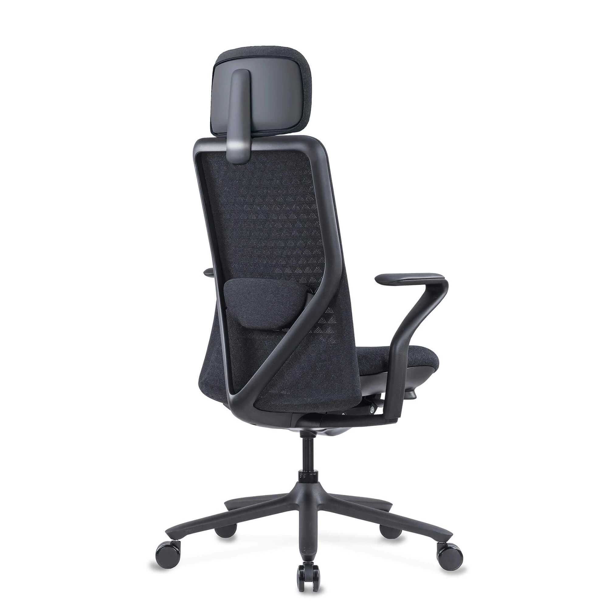 Czarny fotel biurowy z siatkowym oparciem i regulowanym zagłówkiem.