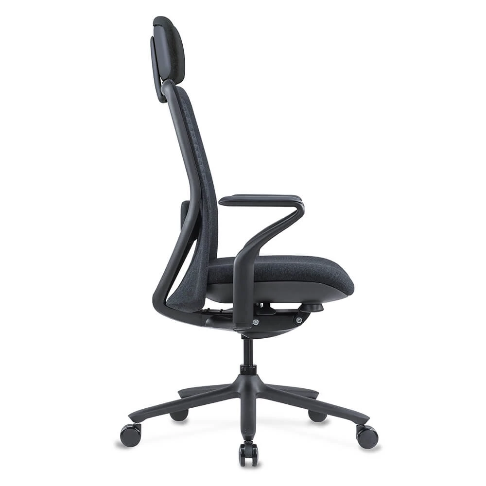 Czarny fotel biurowy z siatkowym oparciem i zagłówkiem, widok z boku.