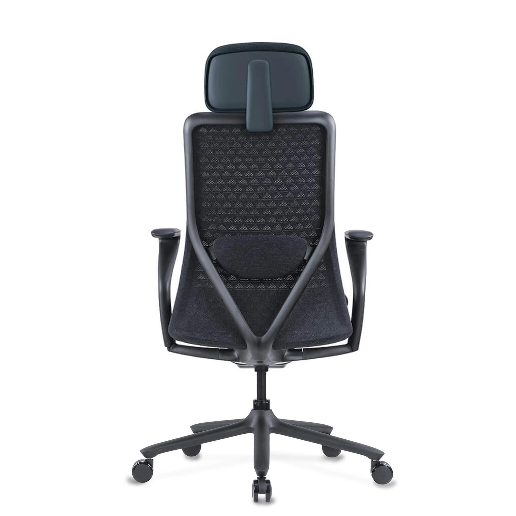 Widok z tyłu czarnego fotela biurowego z siatkowym oparciem i zagłówkiem.