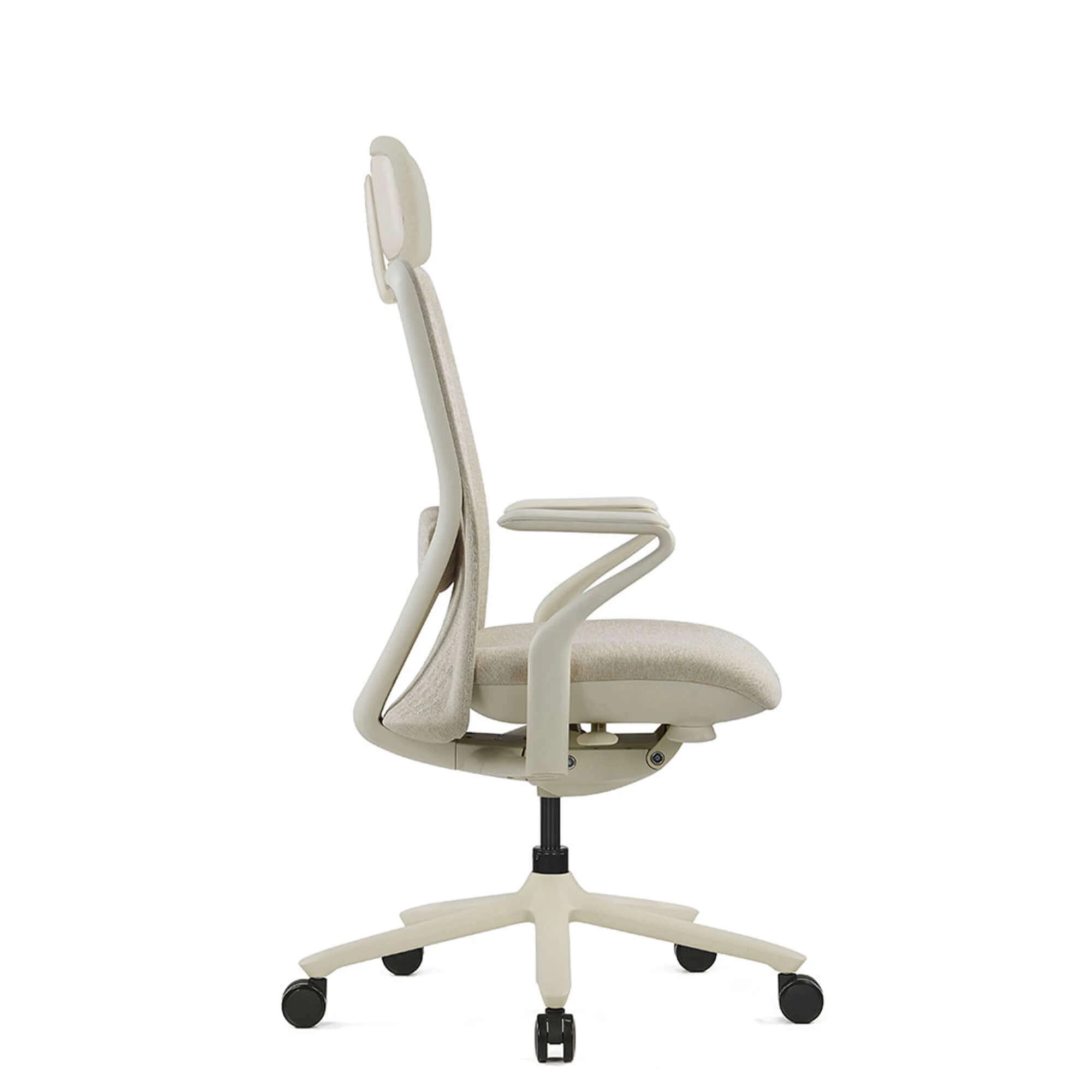 Jasny krzesło biurowe z siatkowym oparciem i regulowanymi podłokietnikami.