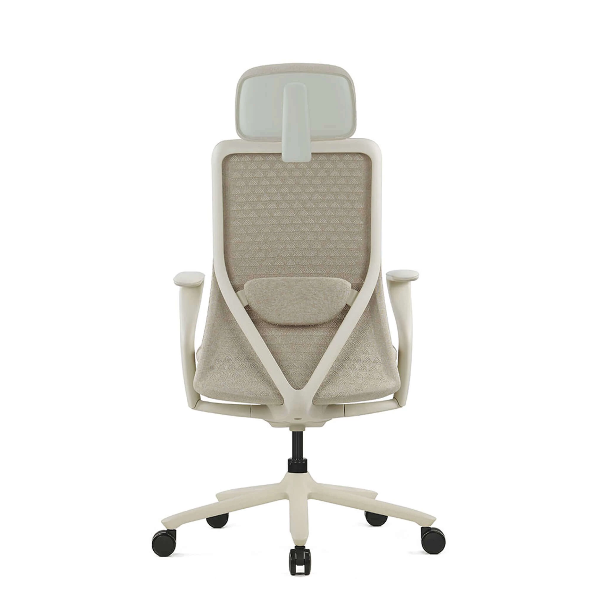 Widok z tyłu beżowego krzesła biurowego z zagłówkiem i regulowanym podparciem lędźwi.