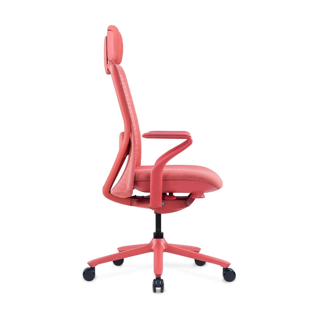 Koralowoczerwone krzesło biurowe z zagłówkiem i kółkami, widziane z boku.