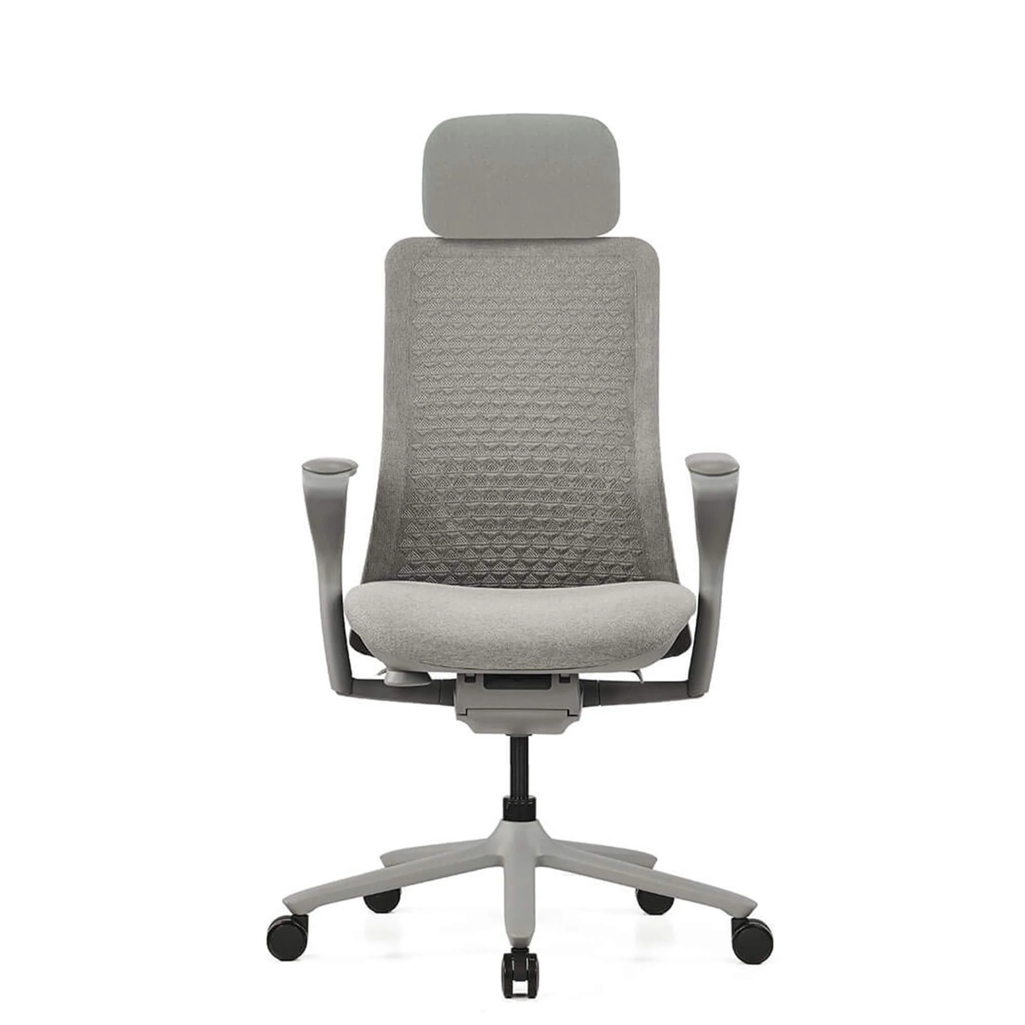 Szare krzesło biurowe z regulowanym zagłówkiem i podłokietnikami na kółkach.
