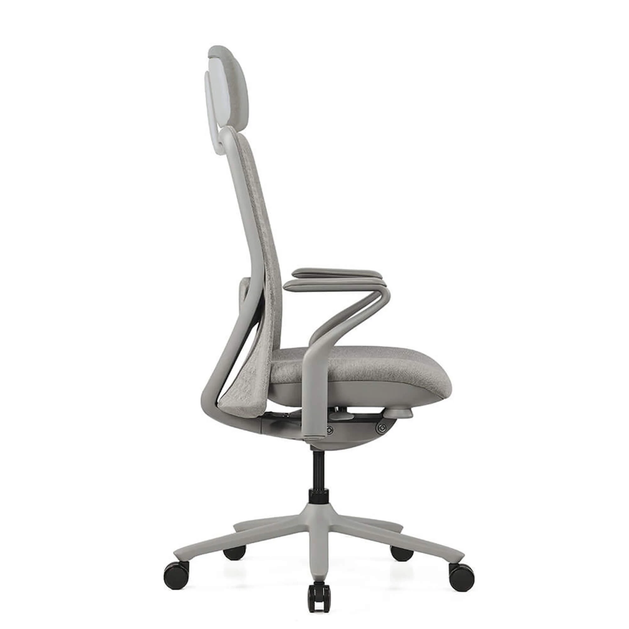 Szare krzesło biurowe z zagłówkiem, podłokietnikami i kółkami, widok z boku.