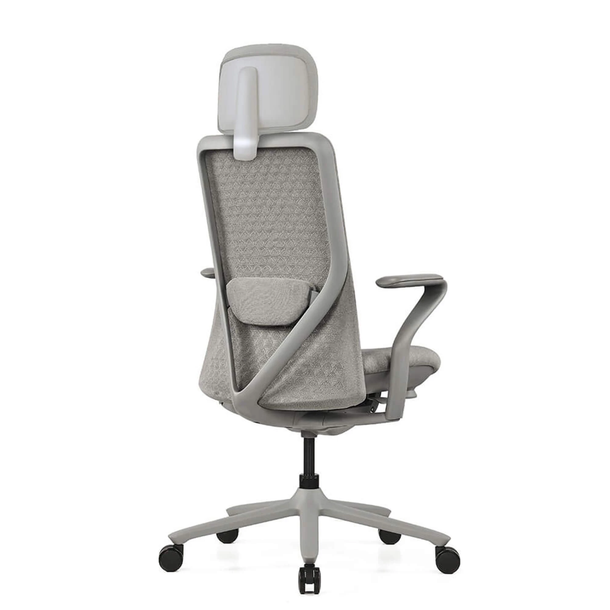 Szare krzesło biurowe z zagłówkiem i podłokietnikami, widziane z boku.