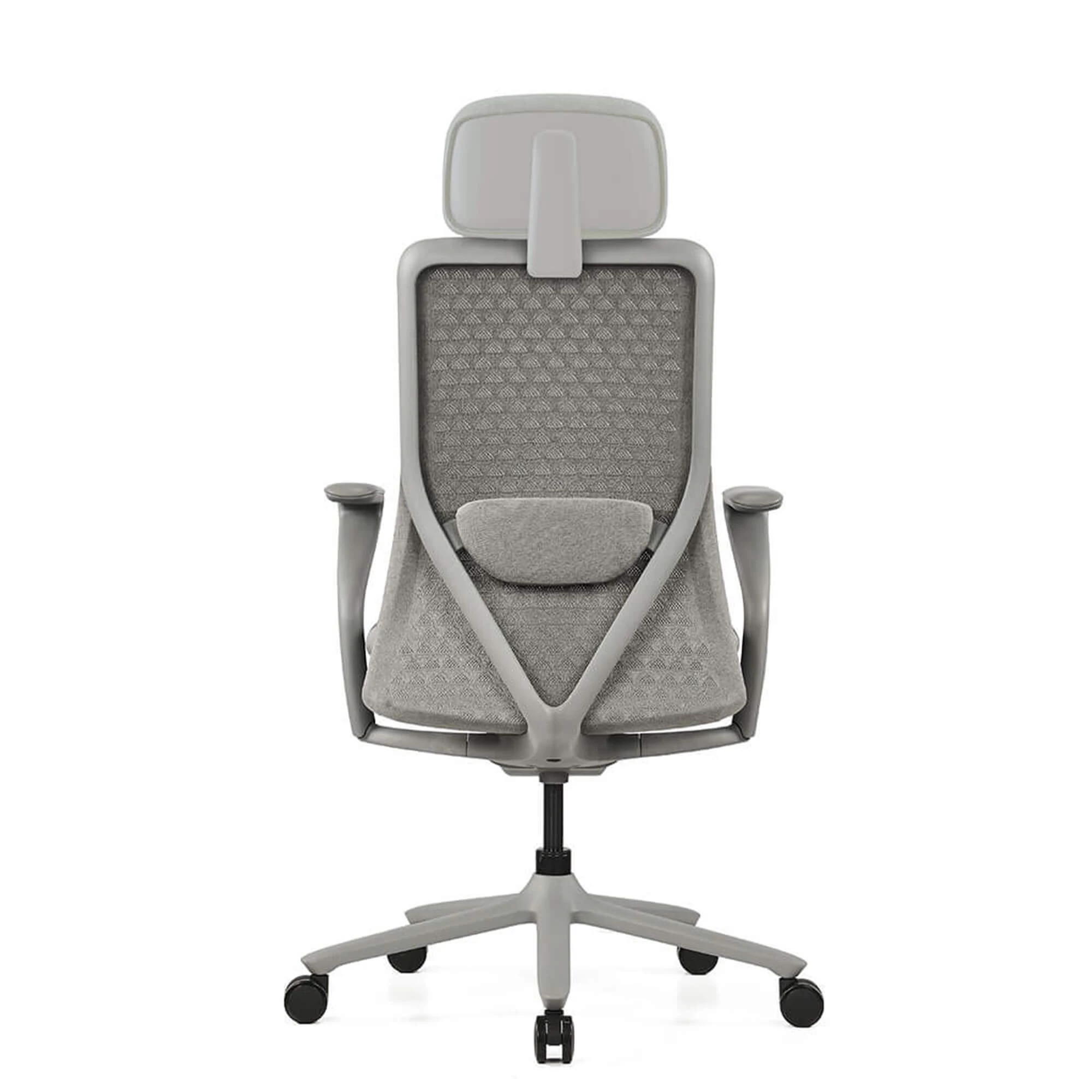 Widok z tyłu szarego fotela biurowego z siatkowym oparciem i regulowanym zagłówkiem.