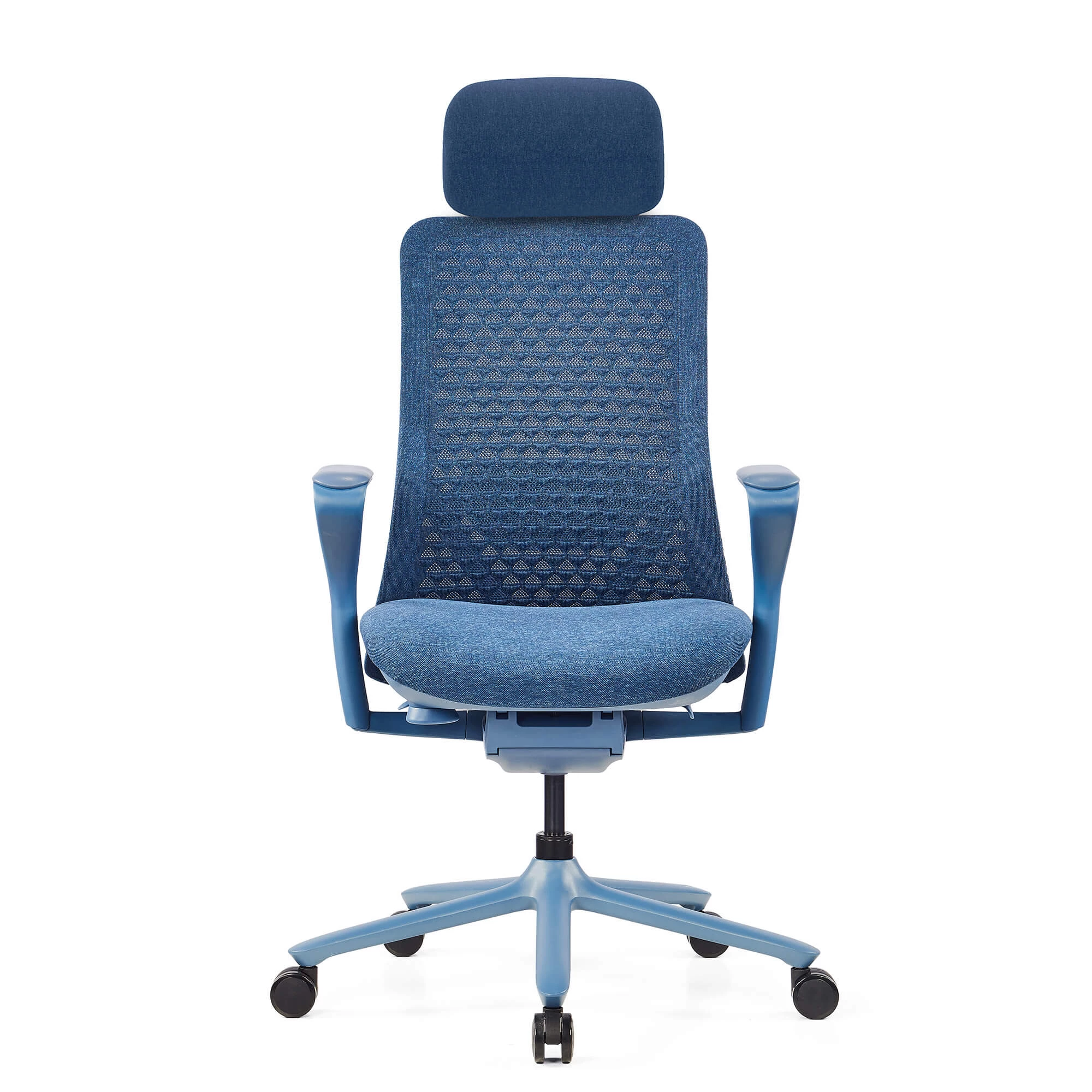Niebieskie krzesło biurowe z regulowanym zagłówkiem, siatkowanym oparciem i kółkami.
