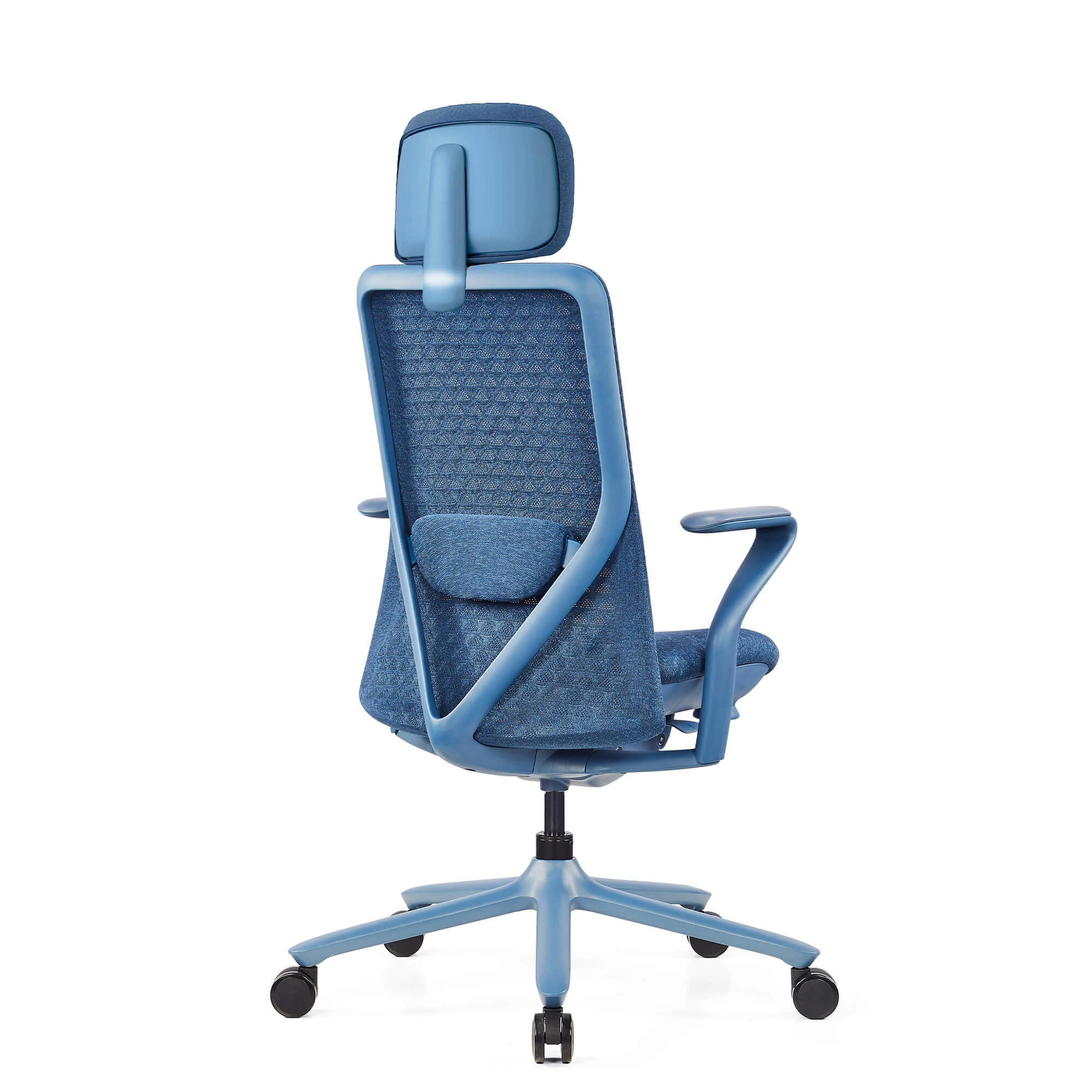 Niebieskie krzesło biurowe z siatkowym oparciem i regulowanym zagłówkiem, widziane z boku.