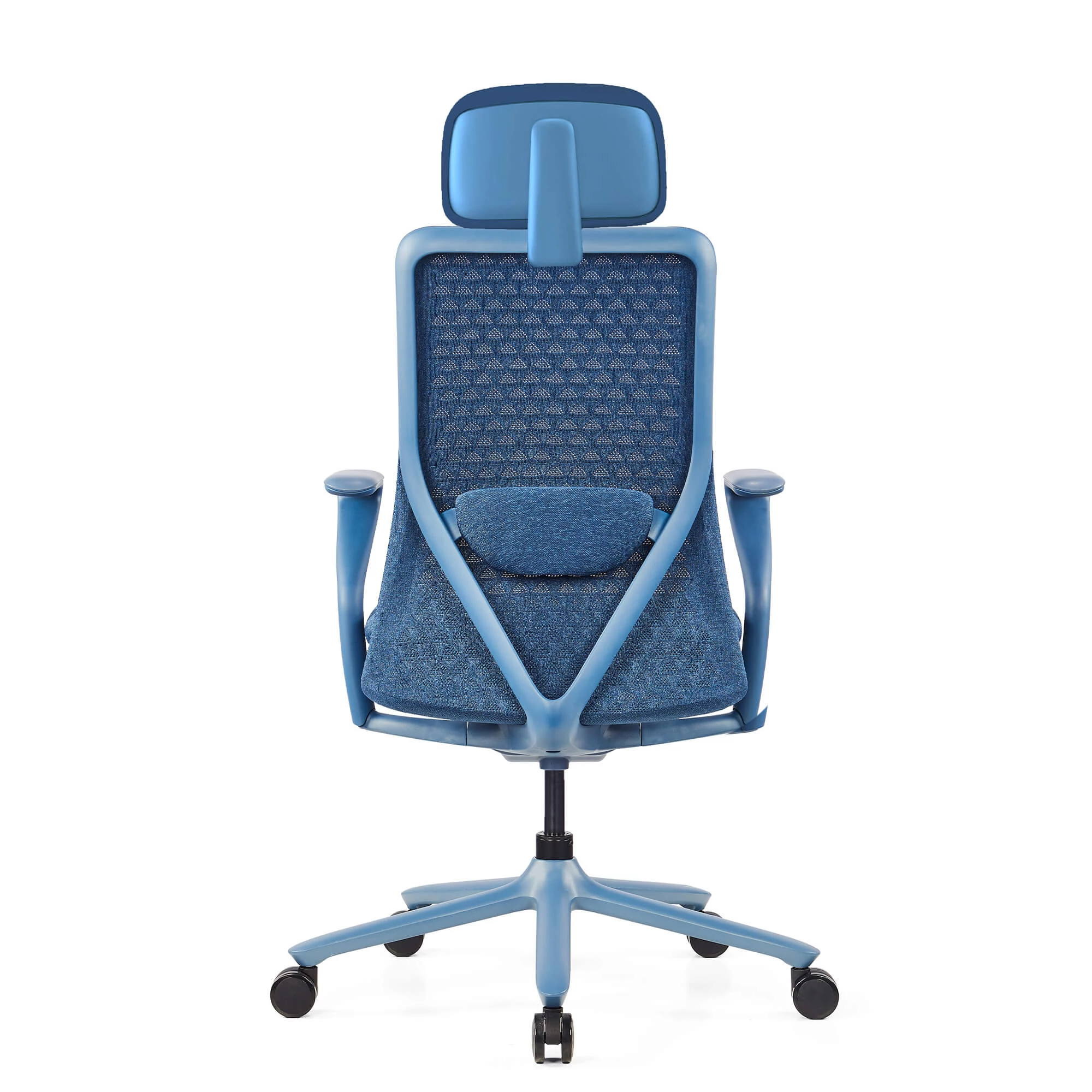 Niebieskie krzesło biurowe z siatkowym oparciem i zagłówkiem, widziane od tyłu.