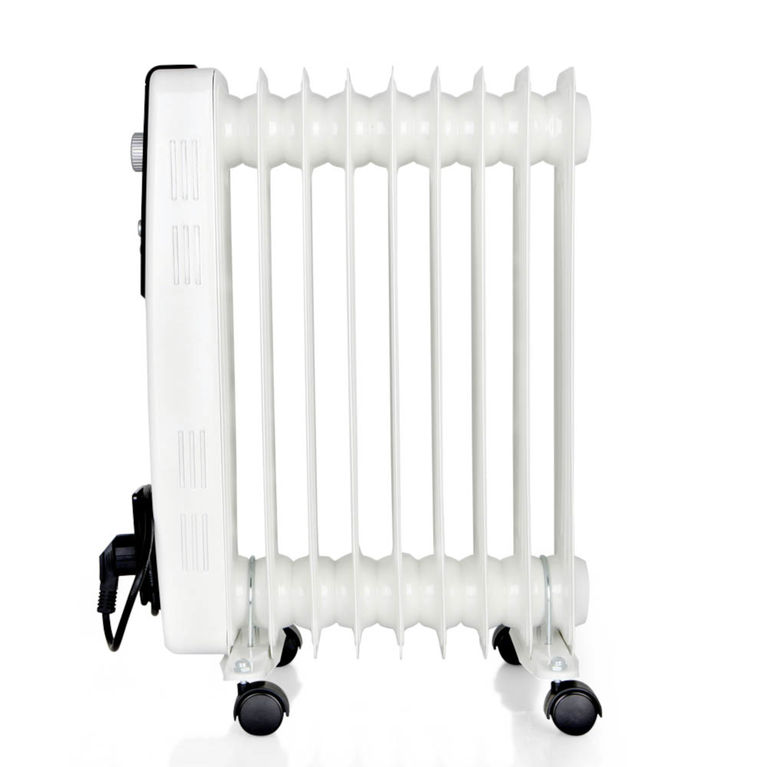 Witte olieradiator met zwarte details op een witte achtergrond.