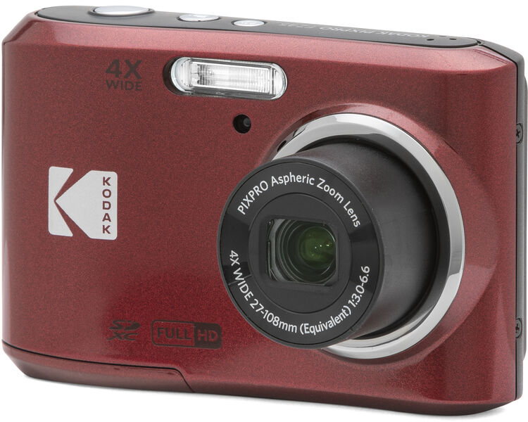 Egy piros Kodak digitális fényképezőgép zoom objektívvel. A kamera fehér háttér előtt van.