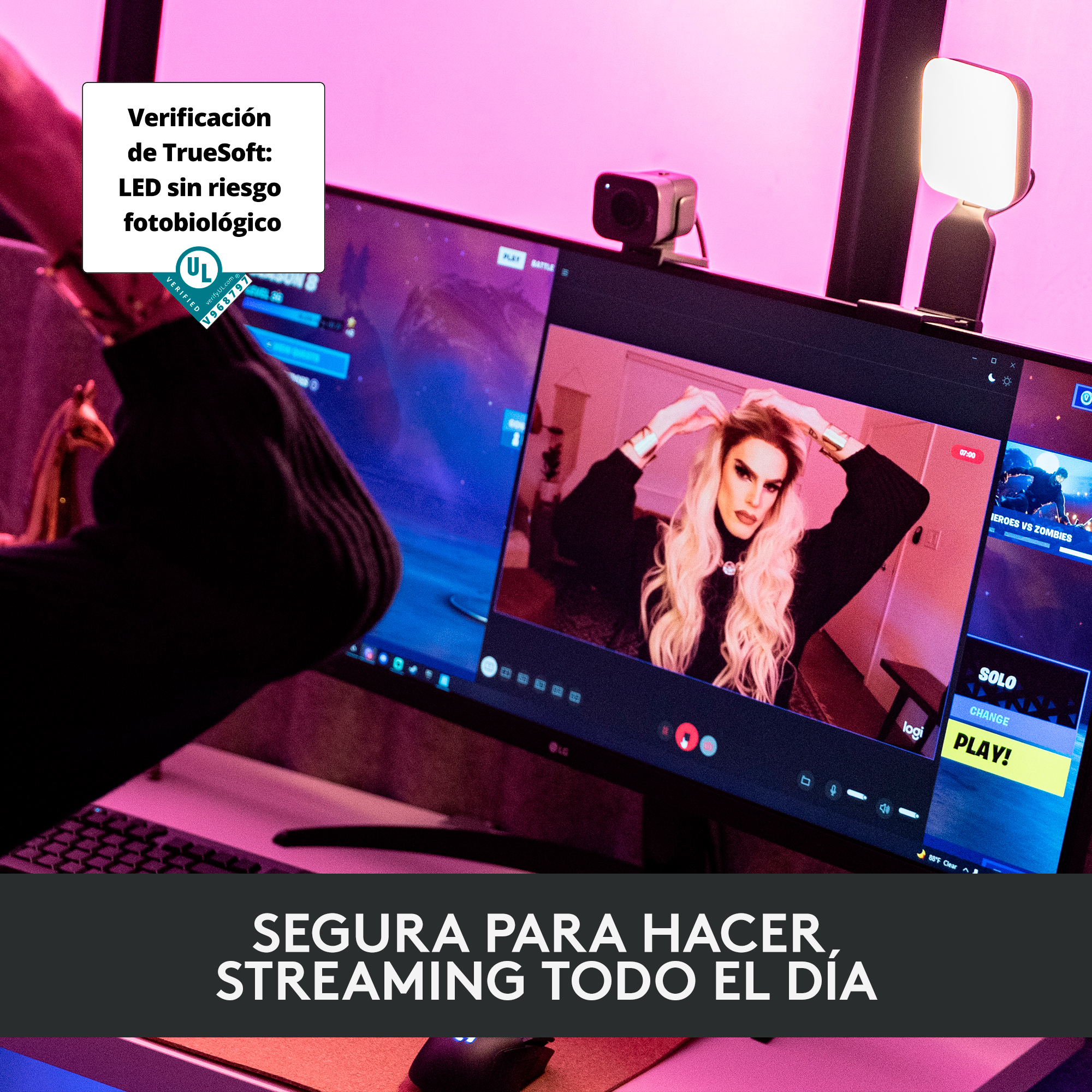 Configuración de streaming con monitor, cámara e iluminación, con una persona en la pantalla.