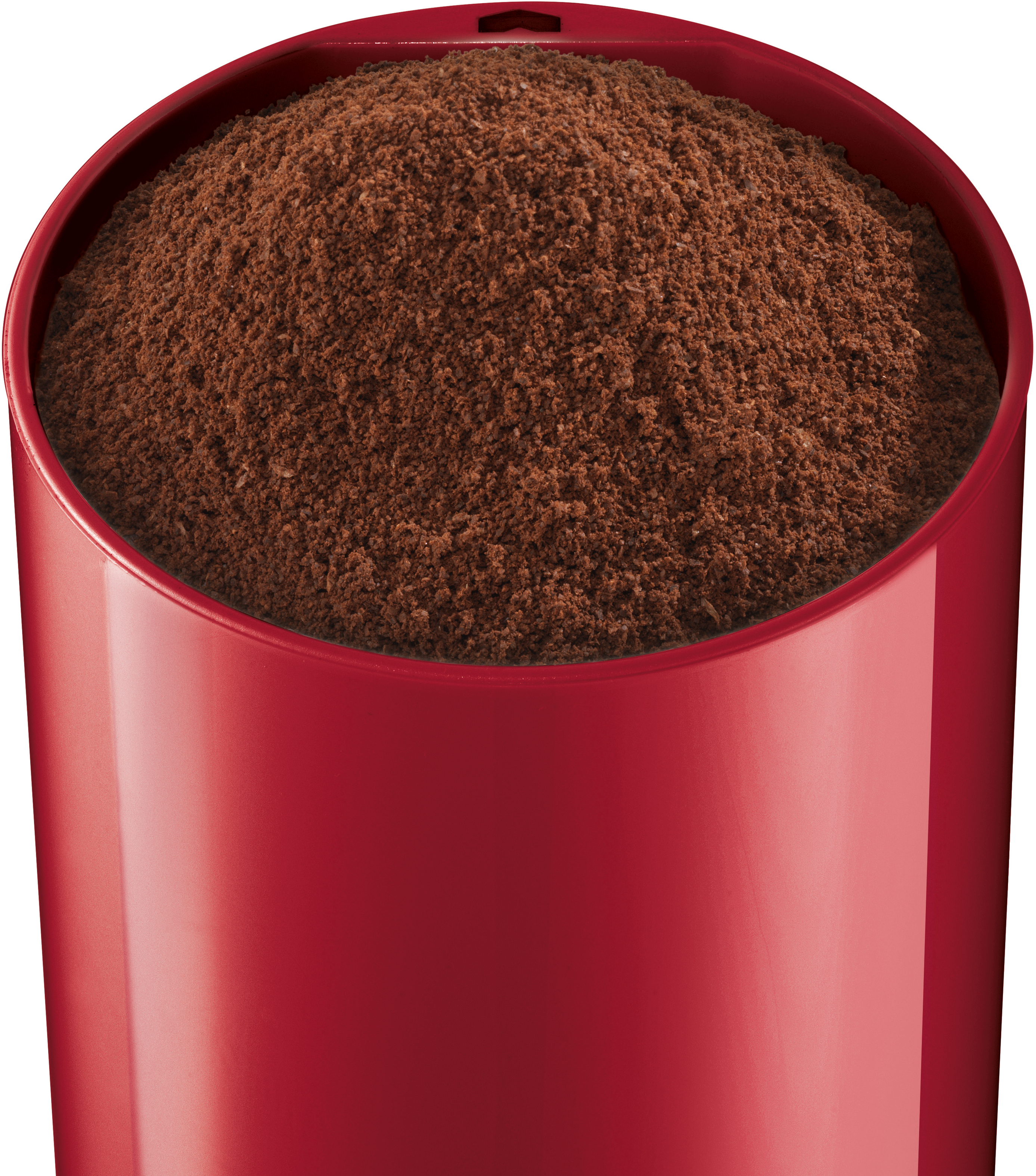 Ein roter Behälter gefüllt mit gemahlenem Kaffee. Die Ansicht ist eine Nahaufnahme des Behälters.