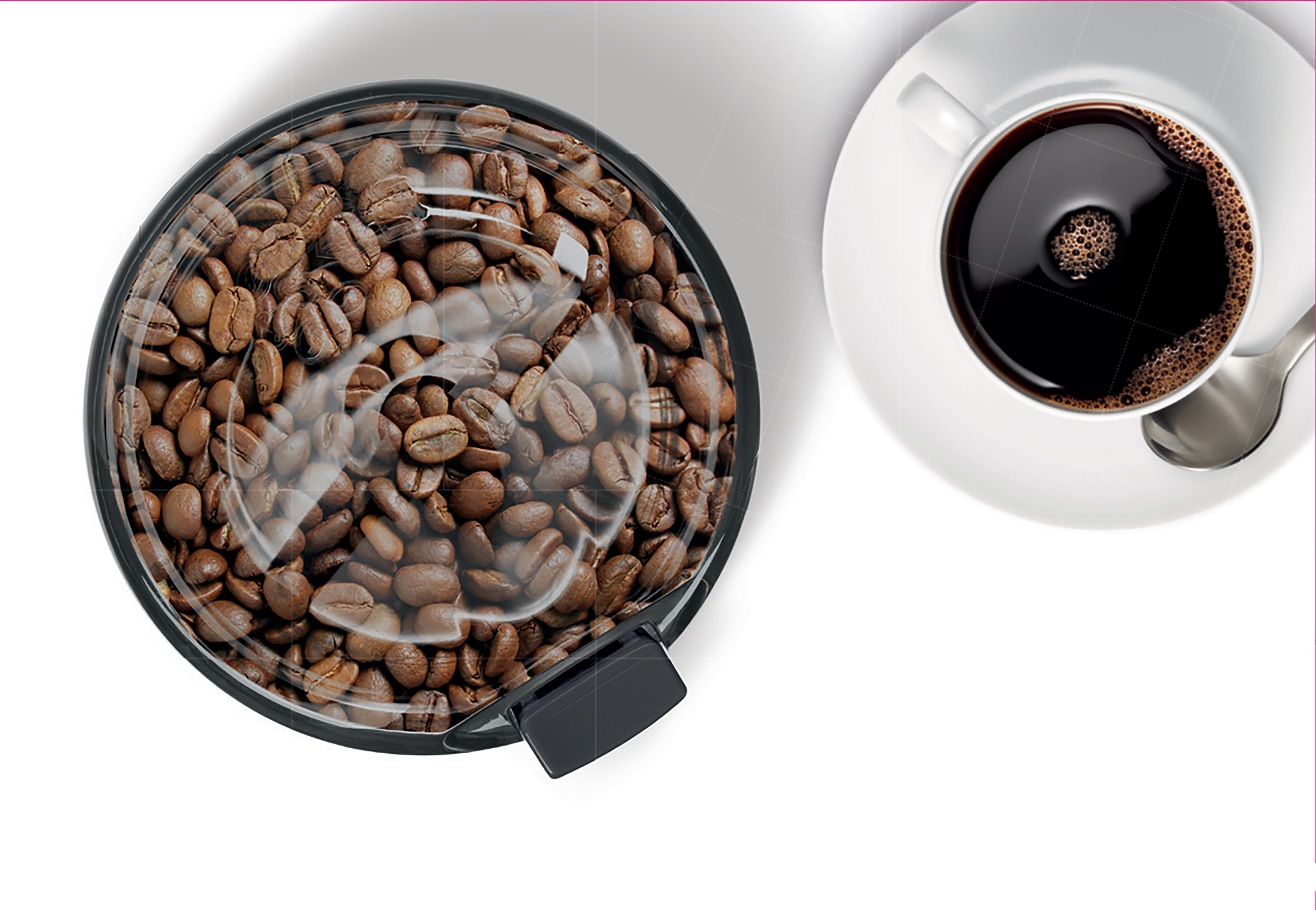Kaffeemühle mit Kaffeebohnen und einer Tasse Kaffee.