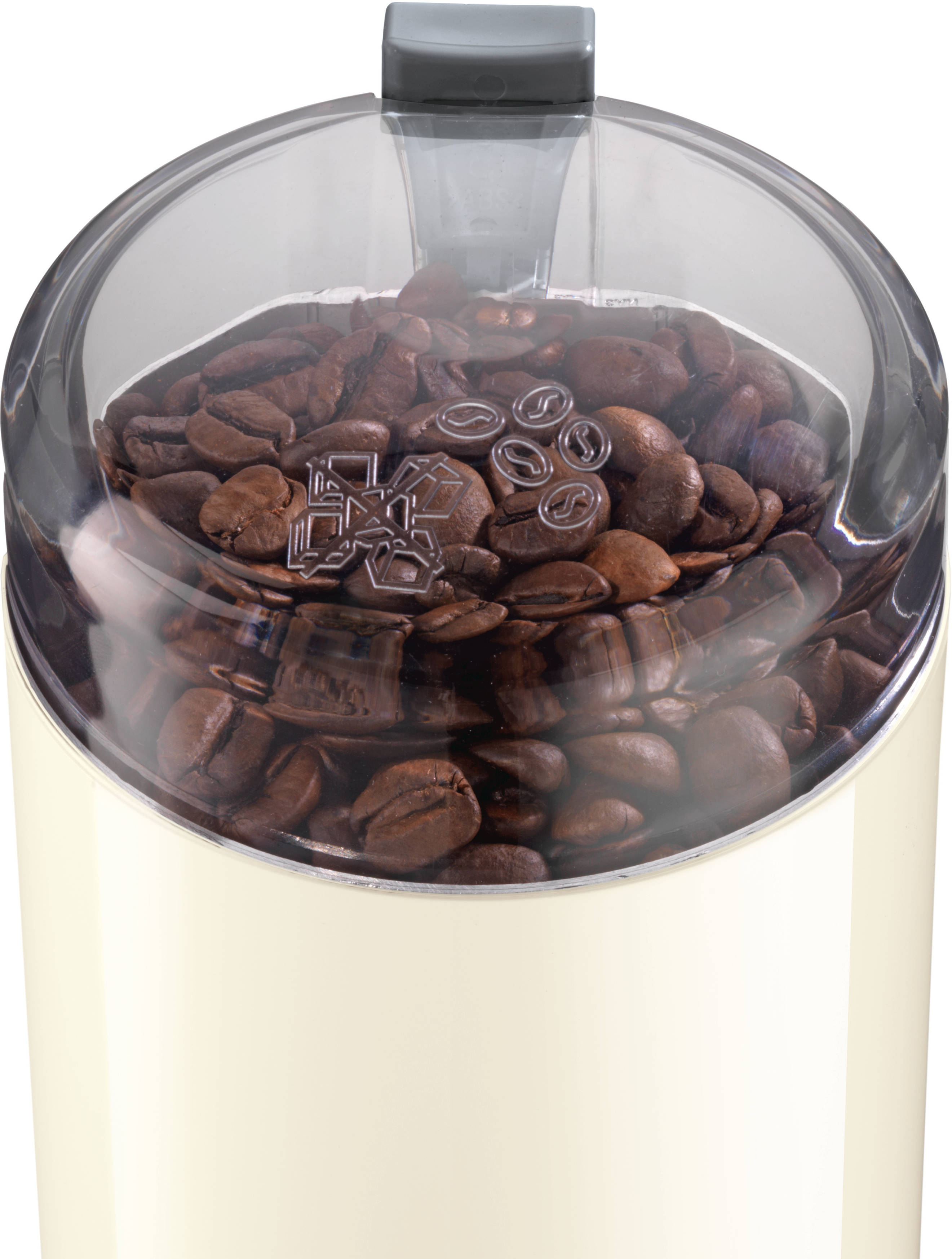 Nahaufnahme von Kaffeebohnen in einem transparenten Behälter. Weißer und cremefarbener Hintergrund.