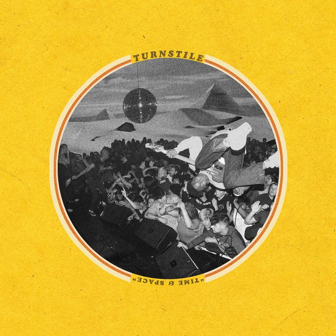 A Turnstile albumának borítója. Egy tömeg, egy diszkógömb és egy sárga háttér.