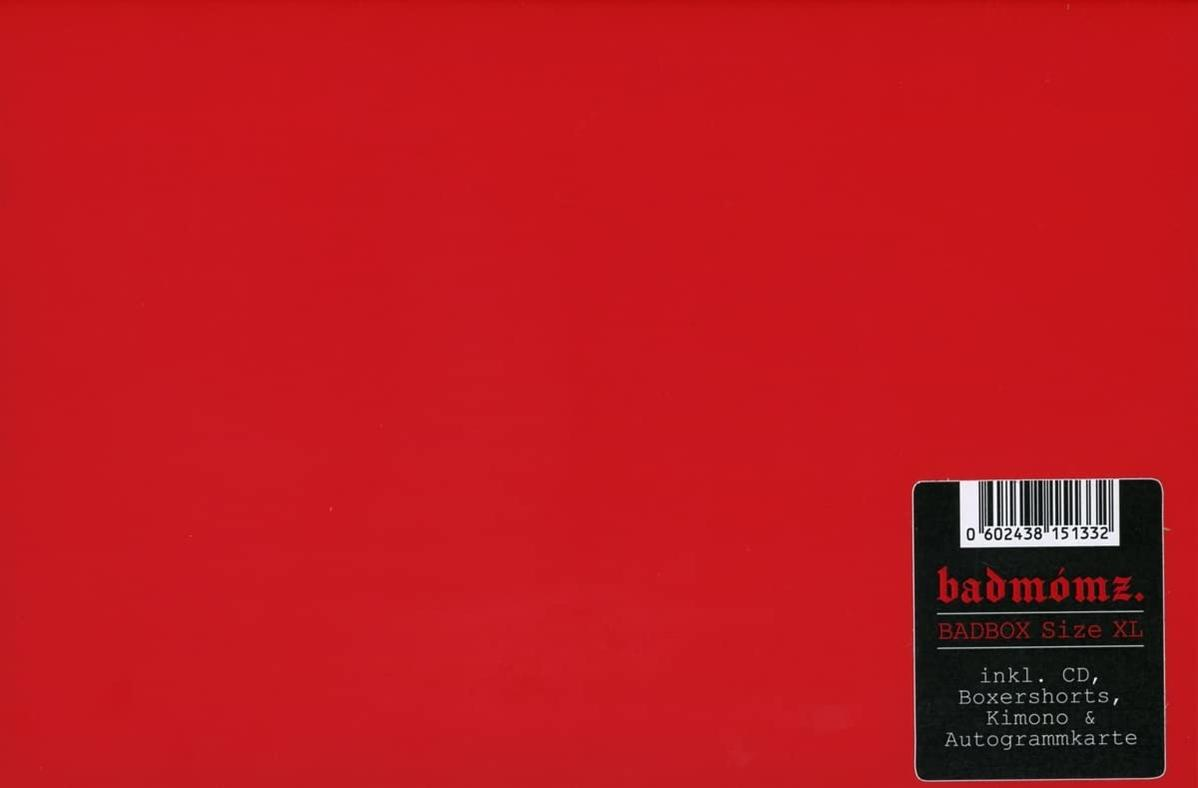Roter Hintergrund mit schwarzem Aufkleber, der "badmomz." und enthaltene Artikel auflistet.
