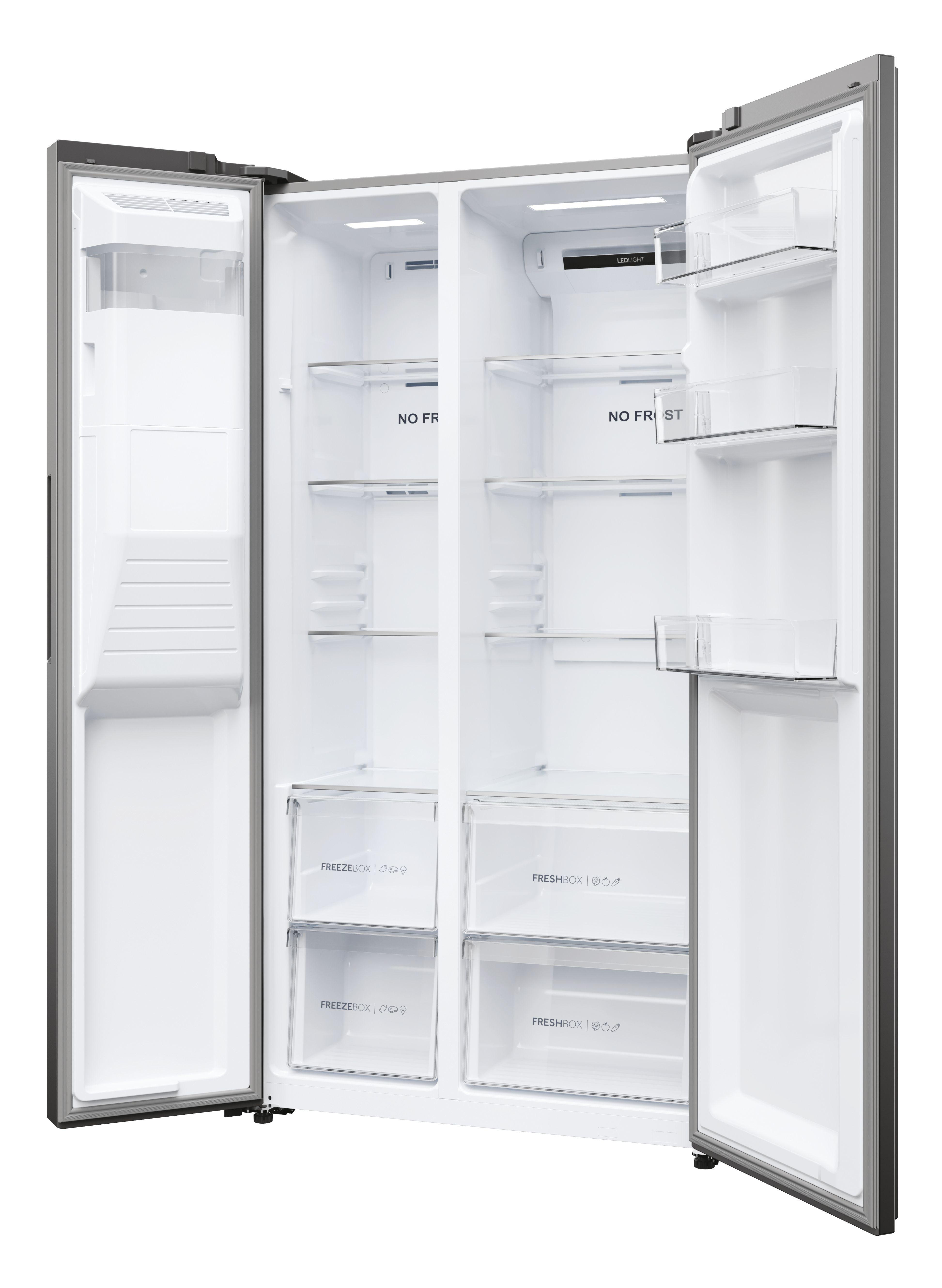 Offener Edelstahlkühlschrank mit Innenregalen und Schubladen. Weiße Innenausstattung.