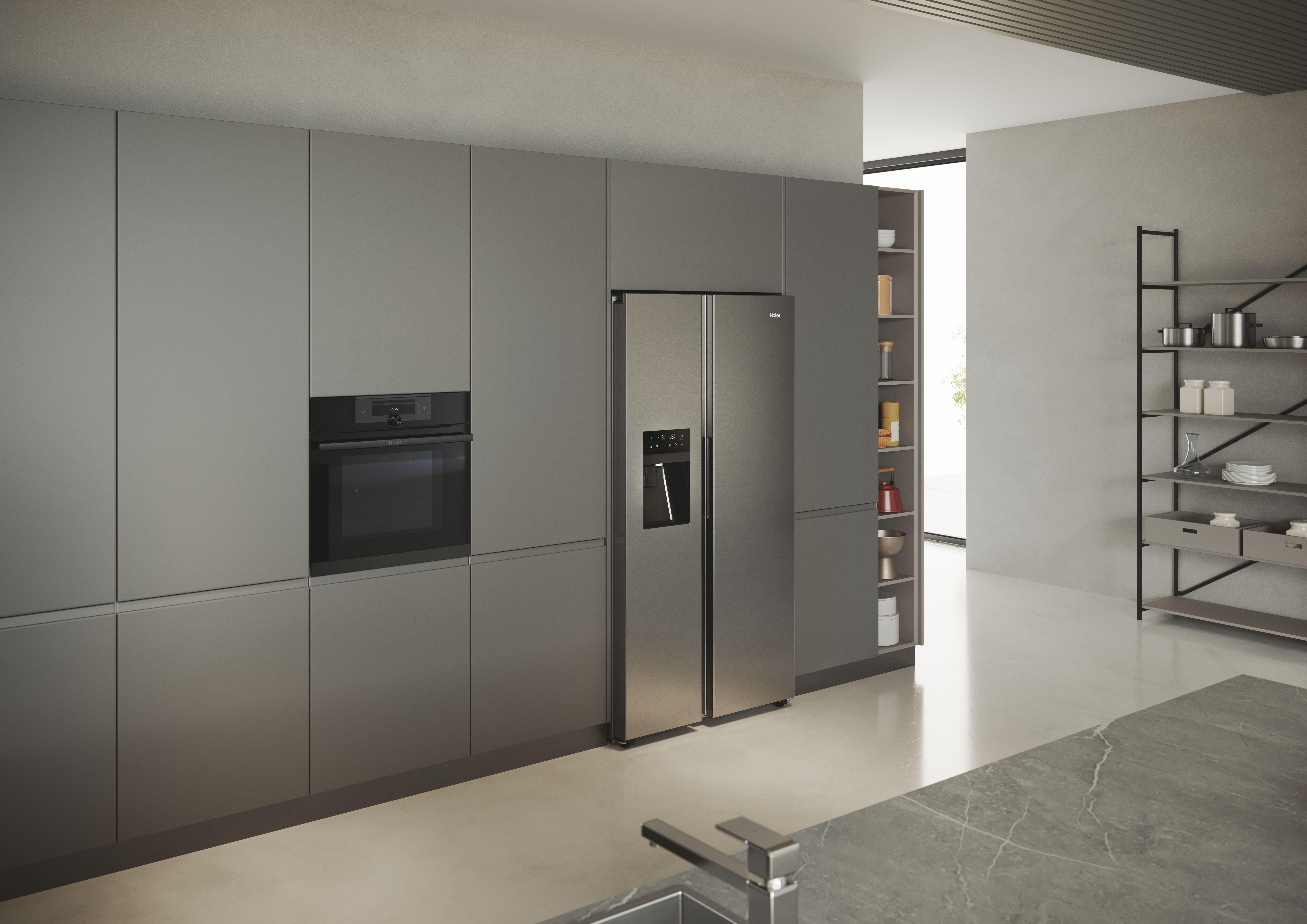 Ein Side-by-Side-Kühlschrank aus Edelstahl in einer Küche.