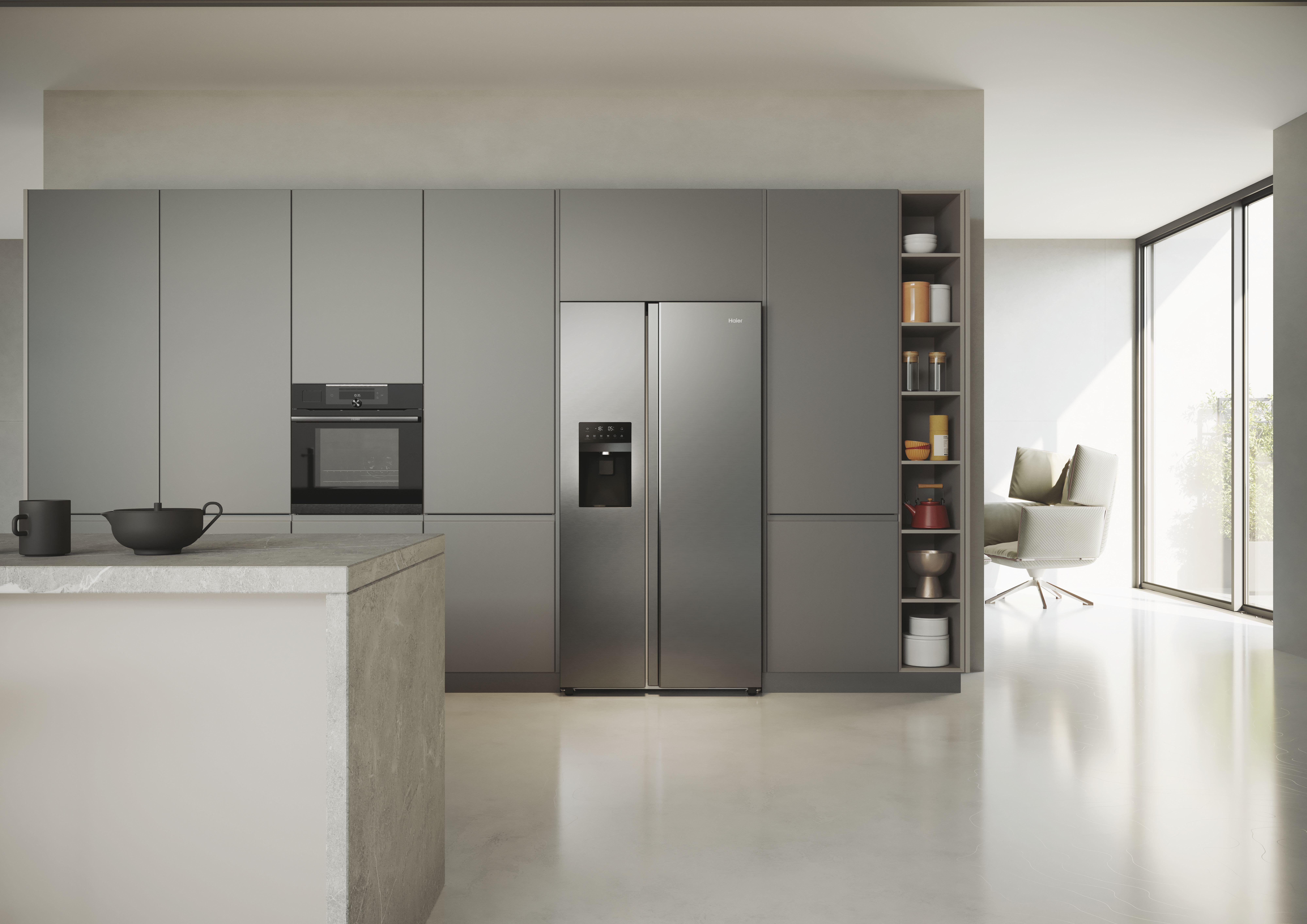 Ein modernes Kücheninterieur mit grauen Schränken, einem Kühlschrank, einem Ofen und einer weißen Arbeitsplatte.