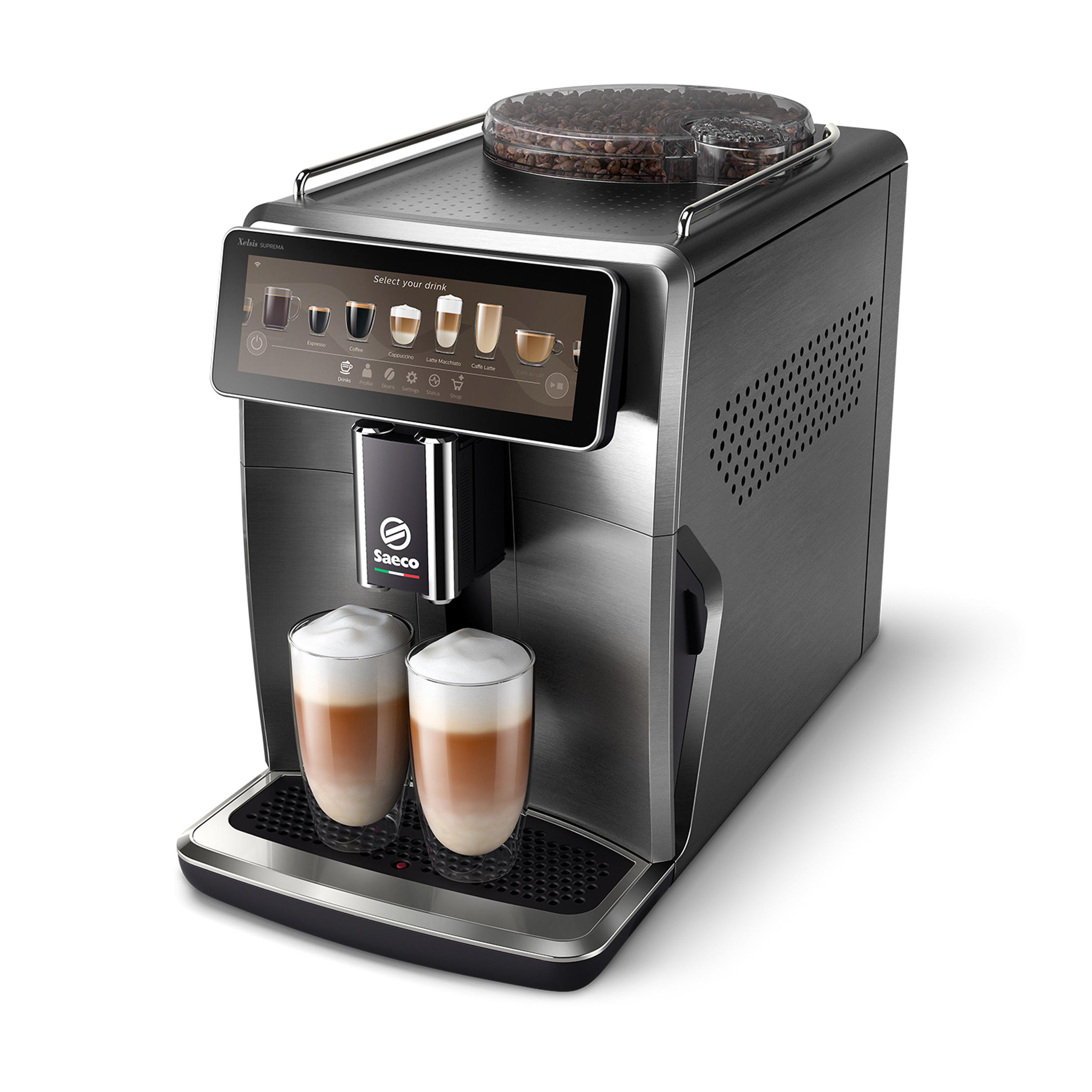 Silberne Saeco Kaffeemaschine mit Touchscreen, zwei Latte Gläsern und einem Bohnenbehälter.