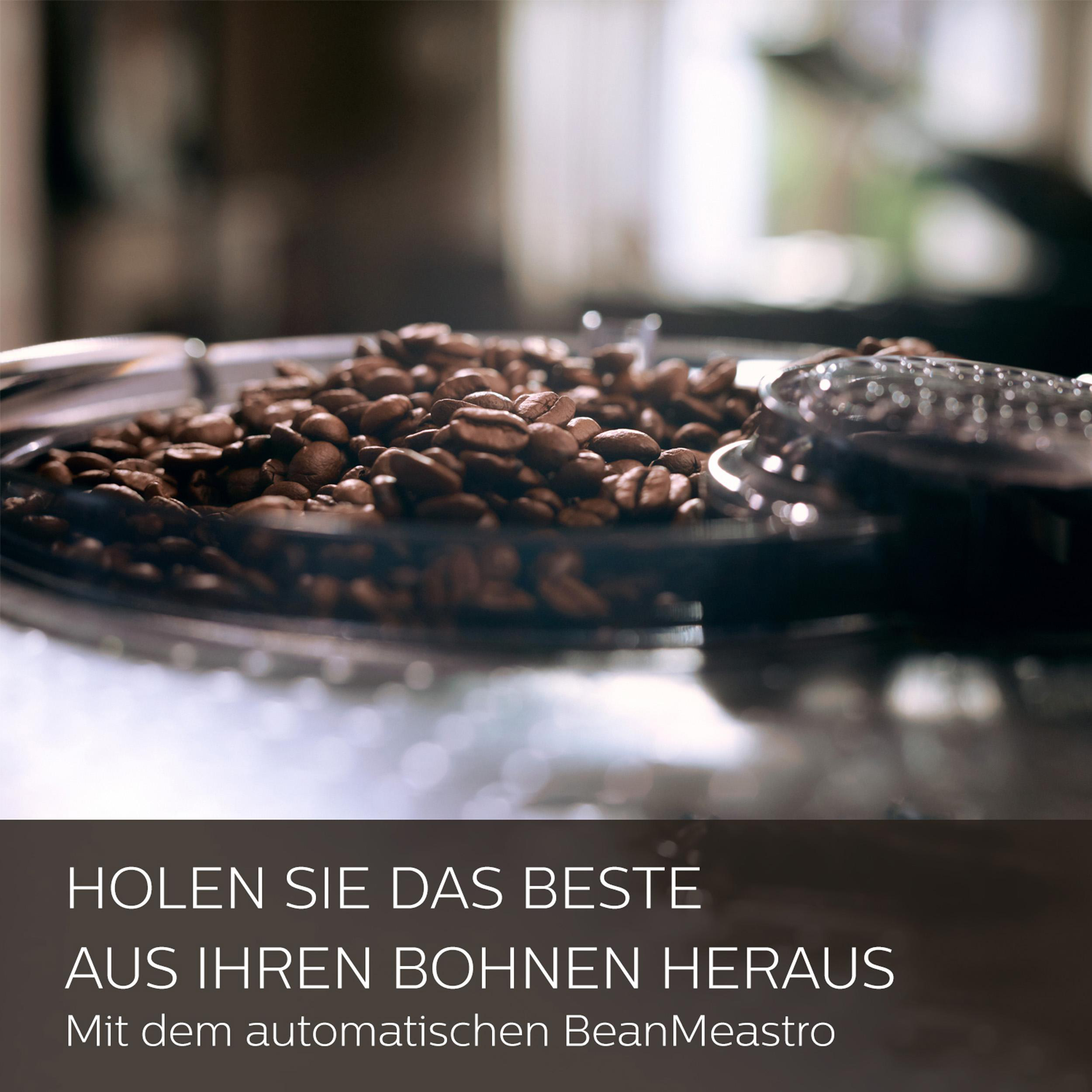 Kaffeebohnen werden in eine Kaffeemaschine gegossen.