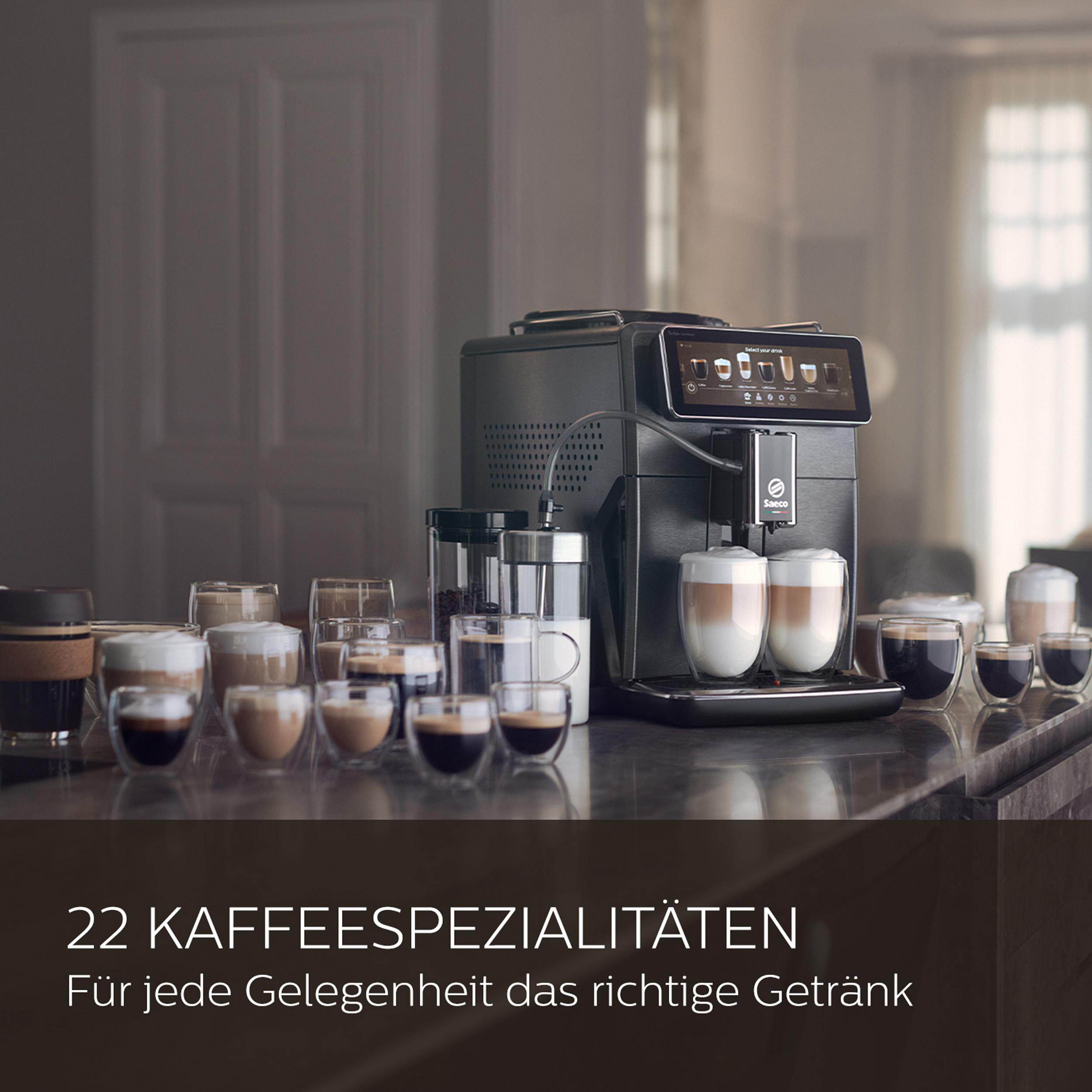 Kaffeemaschine mit verschiedenen Kaffeetassen. Schwarze Maschine, viele Tassen. Dunkler Raum.