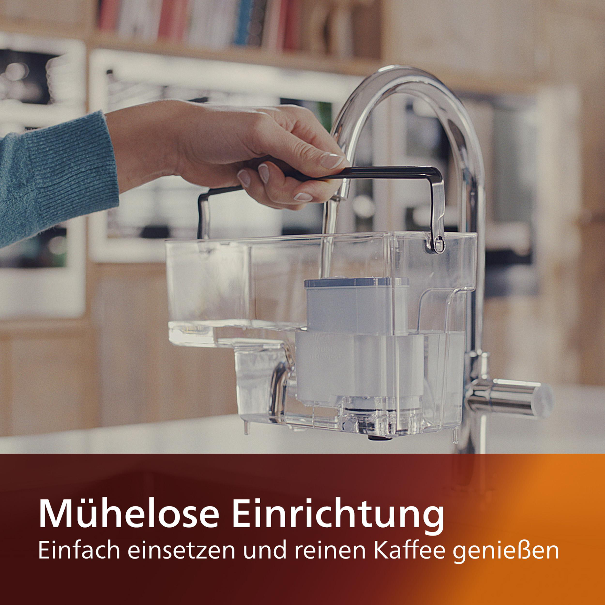 Die Hand einer Person, die eine Wasserfilterpatrone unter einem Wasserhahn hält.