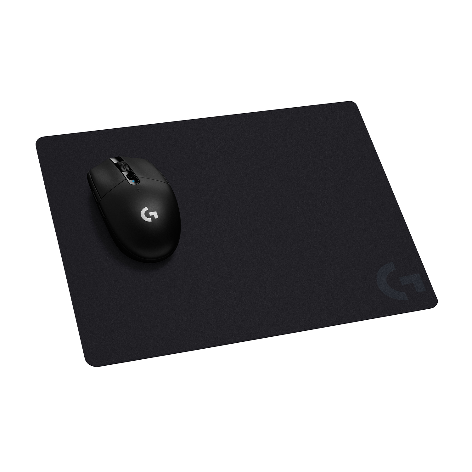 Mouse nero su un tappetino nero. Il tappetino ha un logo 'G' nell'angolo in basso a destra.
