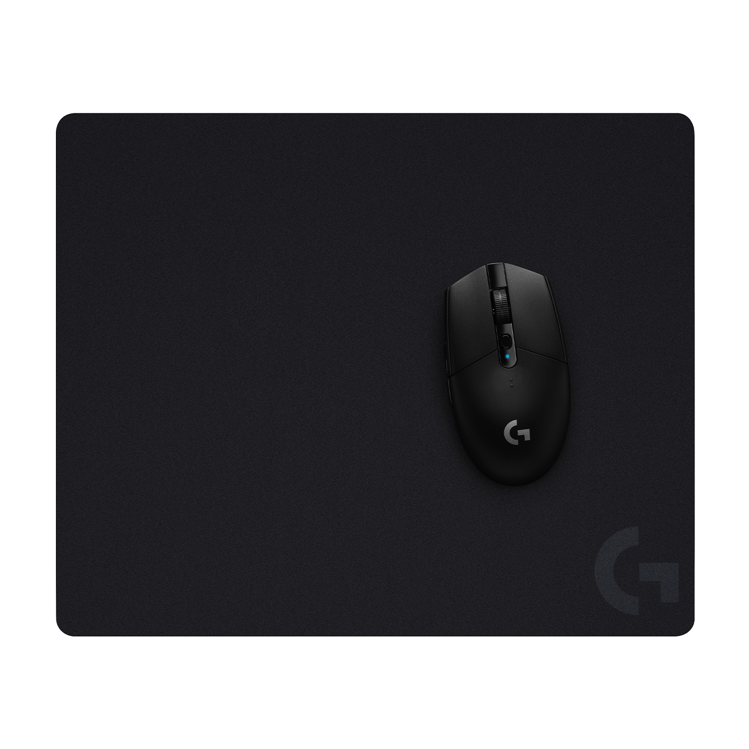 Un mouse nero su un tappetino nero con un logo G.