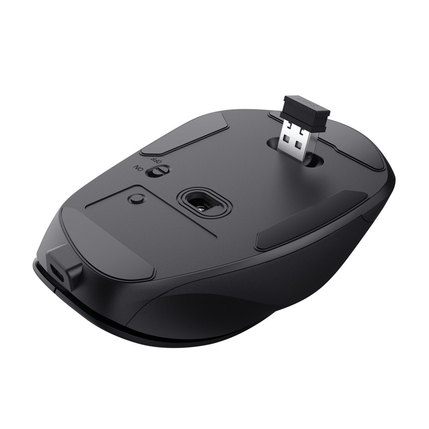 Il fondo di un mouse wireless nero, con un ricevitore USB inserito e l'interruttore on/off.