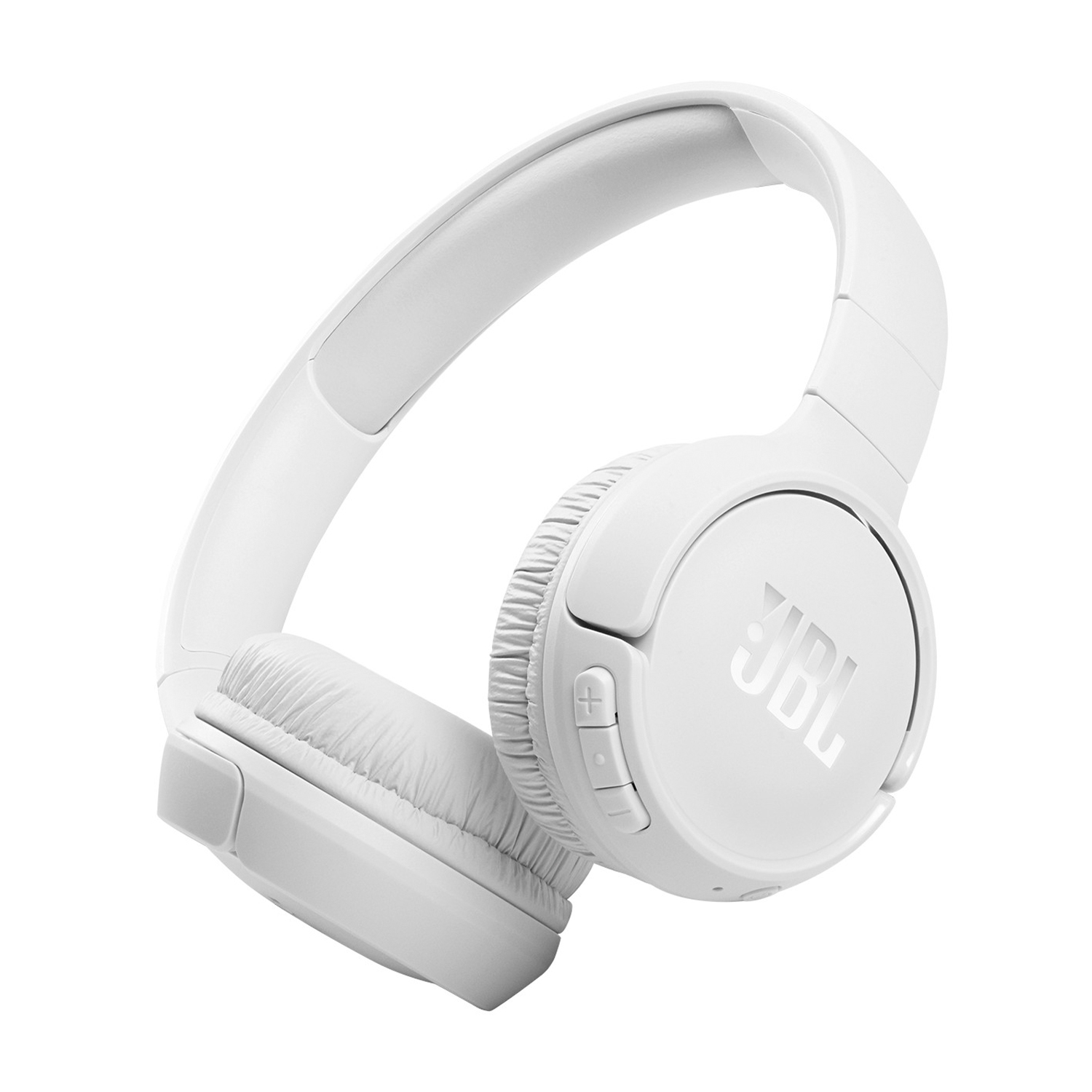 Cuffie JBL bianche con il logo JBL sul padiglione auricolare. Sono su uno sfondo bianco.