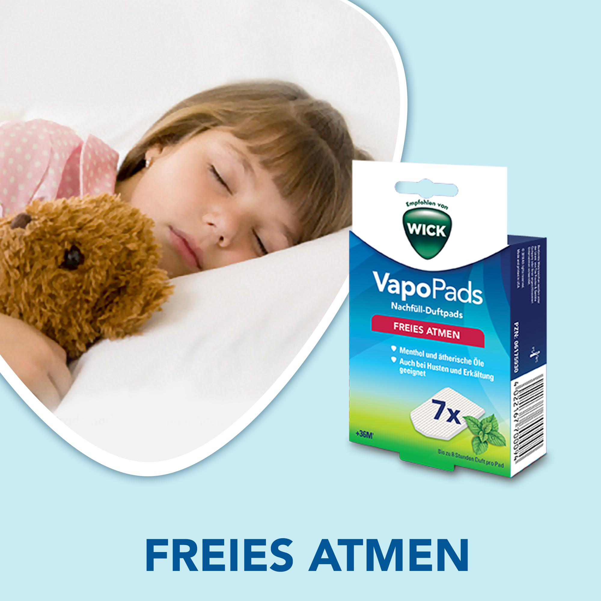 Ein schlafendes Kind mit Teddybär und VapoPads-Packung, die freies Atmen fördert.