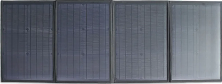 Quatre panneaux solaires sombres et rectangulaires.
