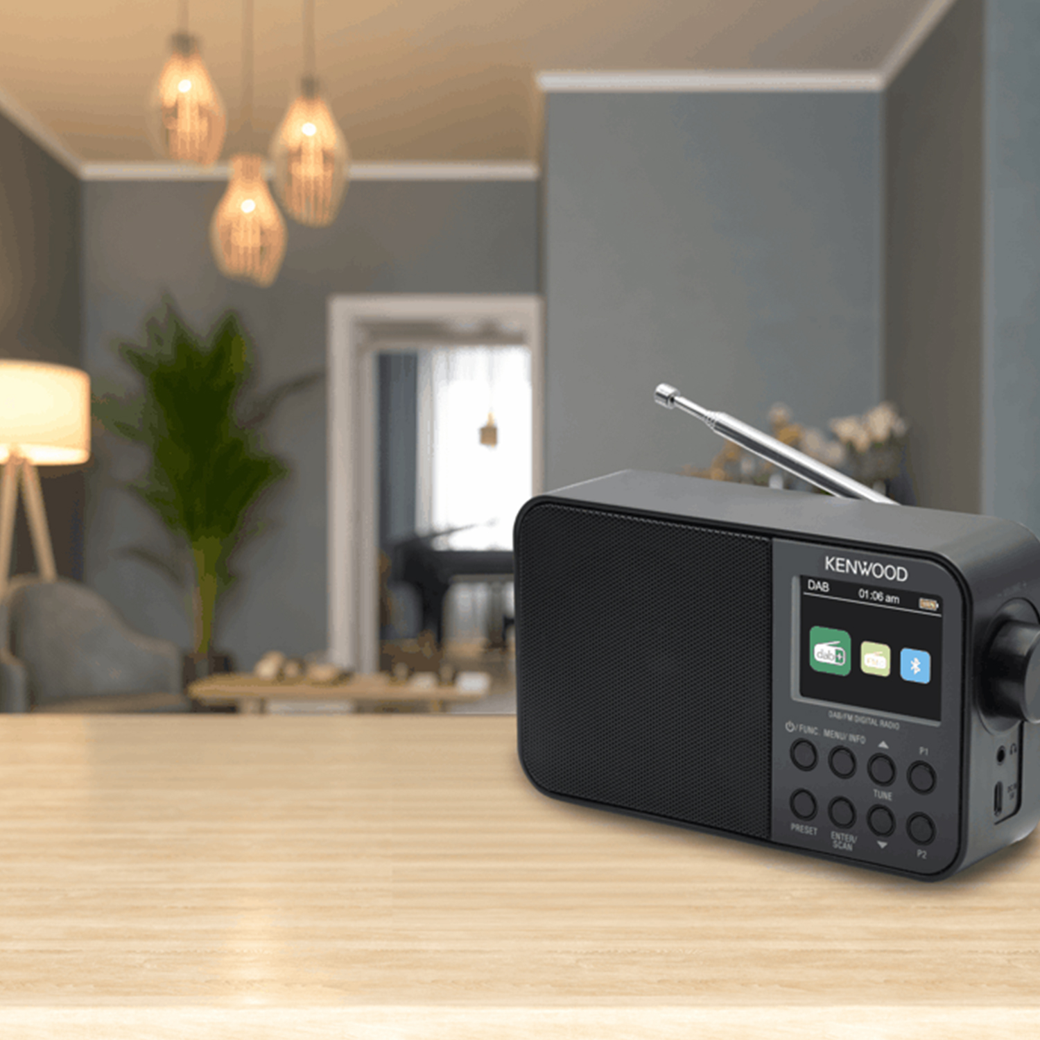 Radio Kenwood nera su un tavolo di legno in soggiorno.