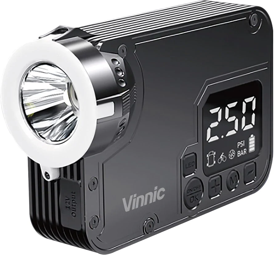 Pompe à air portable noire, compacte, avec affichage numérique. Affiche PSI et niveau de batterie. Logo 'Vinnic'.