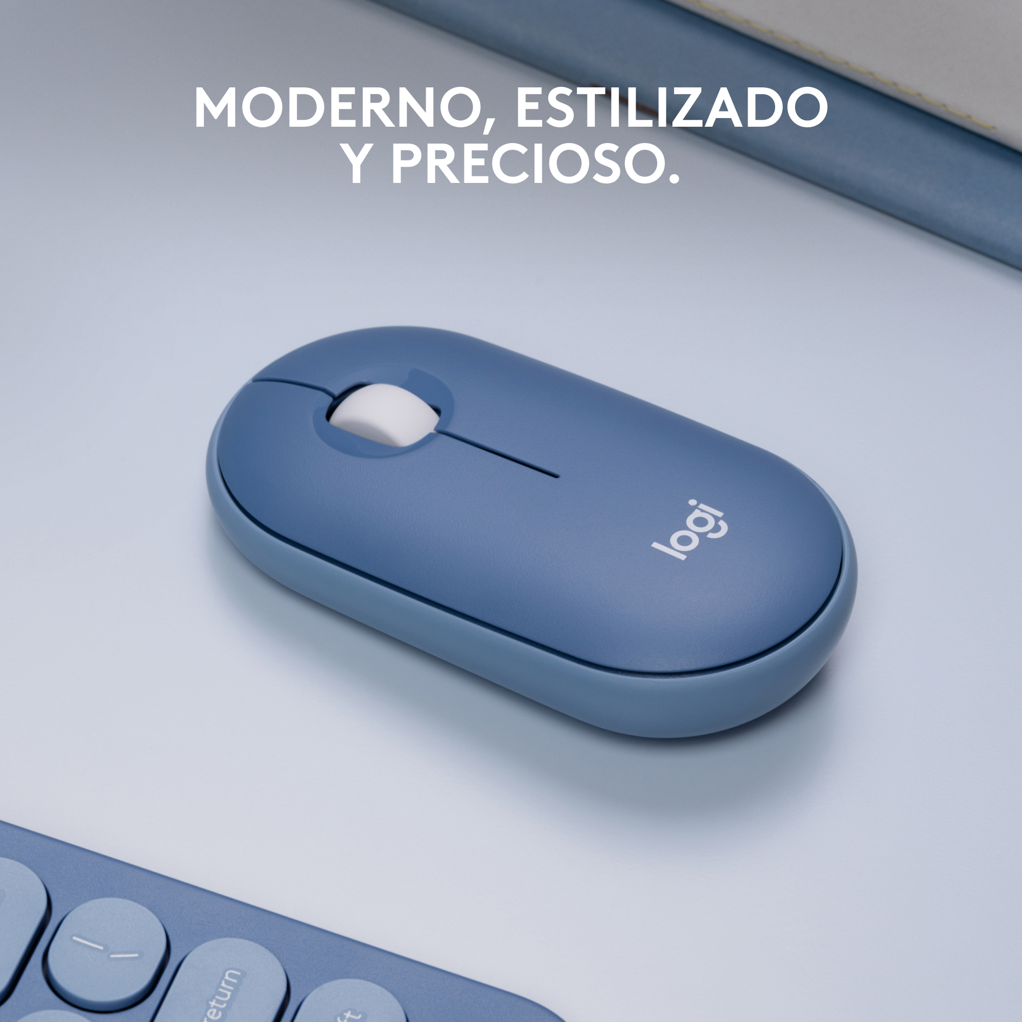 Ratón inalámbrico azul sobre una superficie, con texto: Moderno, estilizado y precioso.