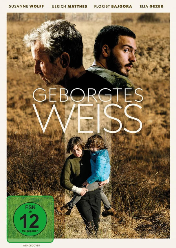 Filmposter mit zwei Männern und einer Frau, die ein Kind hält. Text auf Deutsch: 'GEBORGTES WEISS'.