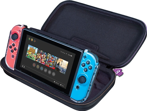 Console Nintendo Switch in una custodia nera, con controller.