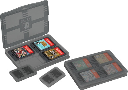 Una custodia grigia con quattro cartucce di gioco all'interno e altri due set di cartucce all'esterno.
