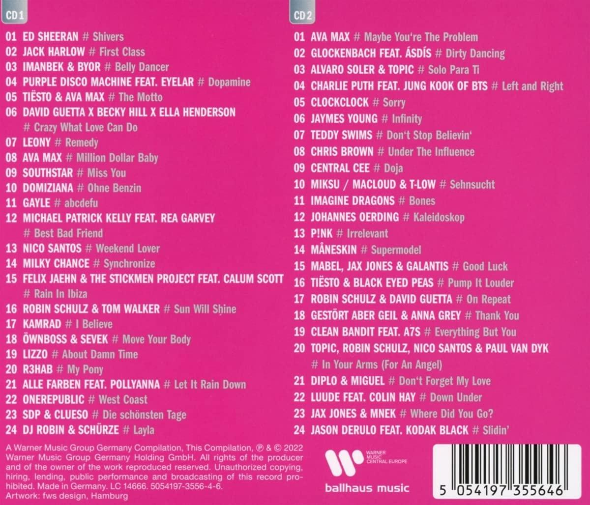 CDs mit Tracklisten. Der Hintergrund enthält eine Liste von Songs.
