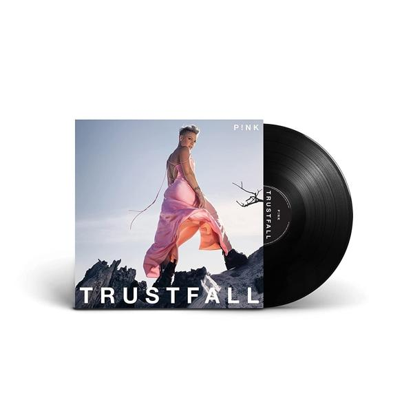 Pink Vinyl-Cover. Frau in rosa Kleid, Albumtitel 'Trustfall'.