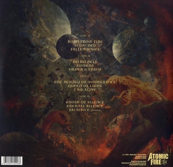 Albumcover mit dunkler, Weltraum-Illustration und Titelliste. Text in Weiß und Orange.